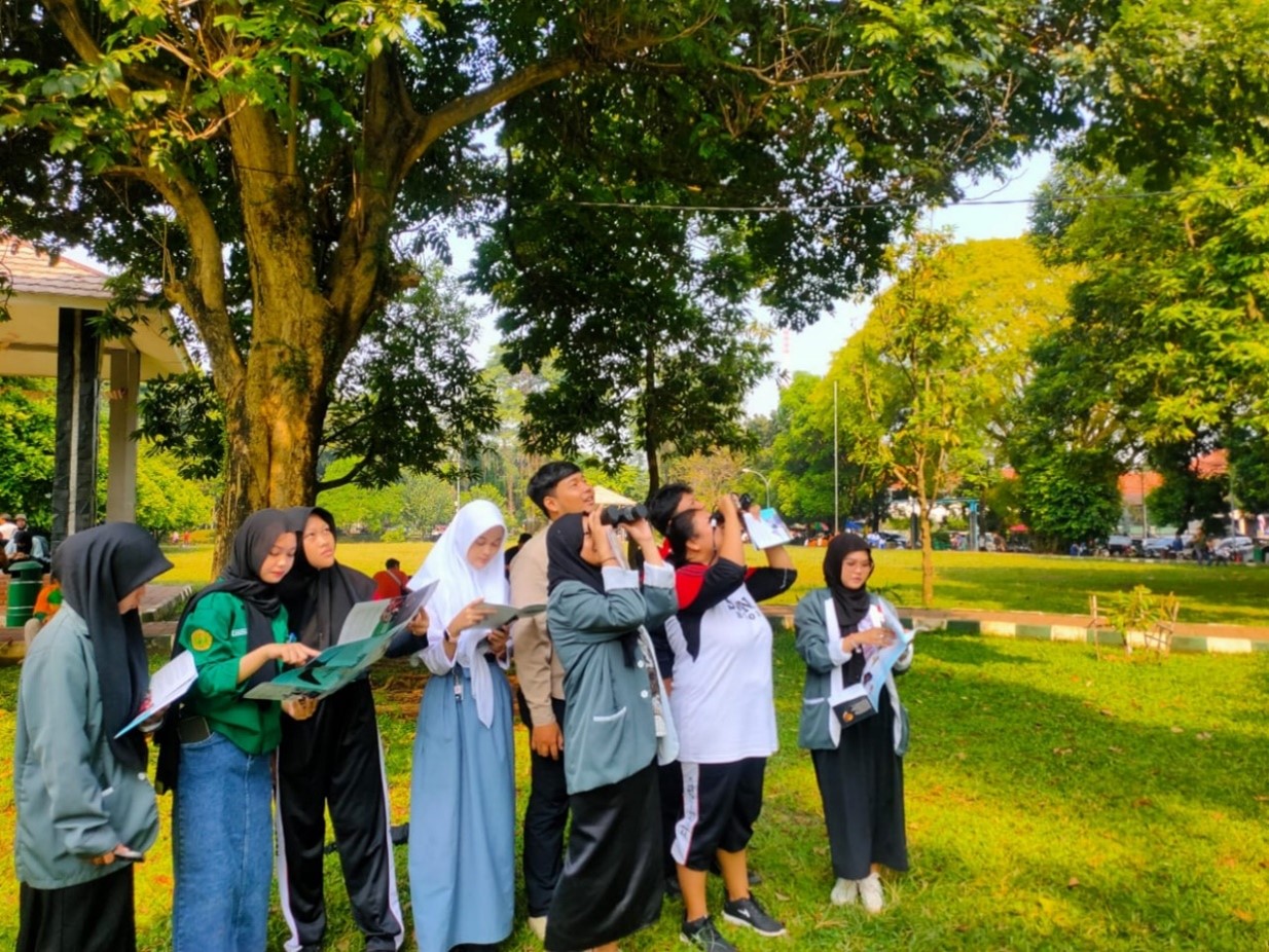 Pelajar dari berbagai SMA dan SMK di Bogor sedang melakukan pendataan pada berbagai spesies kupu-kupu dan burung di Taman Heulang, didampingi oleh mahasiswa Program Studi Biologi Universitas Pakuan. Bogor, 18 Mei 2024. FOTO/Ahmad Baihaqi