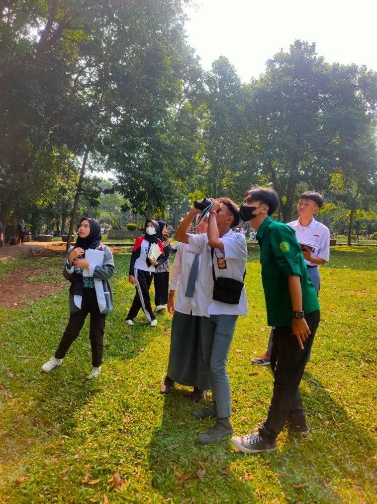 Pelajar dari berbagai SMA dan SMK di Bogor sedang melakukan pendataan pada berbagai spesies kupu-kupu dan burung di Taman Heulang, didampingi oleh mahasiswa Program Studi Biologi Universitas Pakuan. Bogor, 18 Mei 2024. FOTO/Ahmad Baihaqi