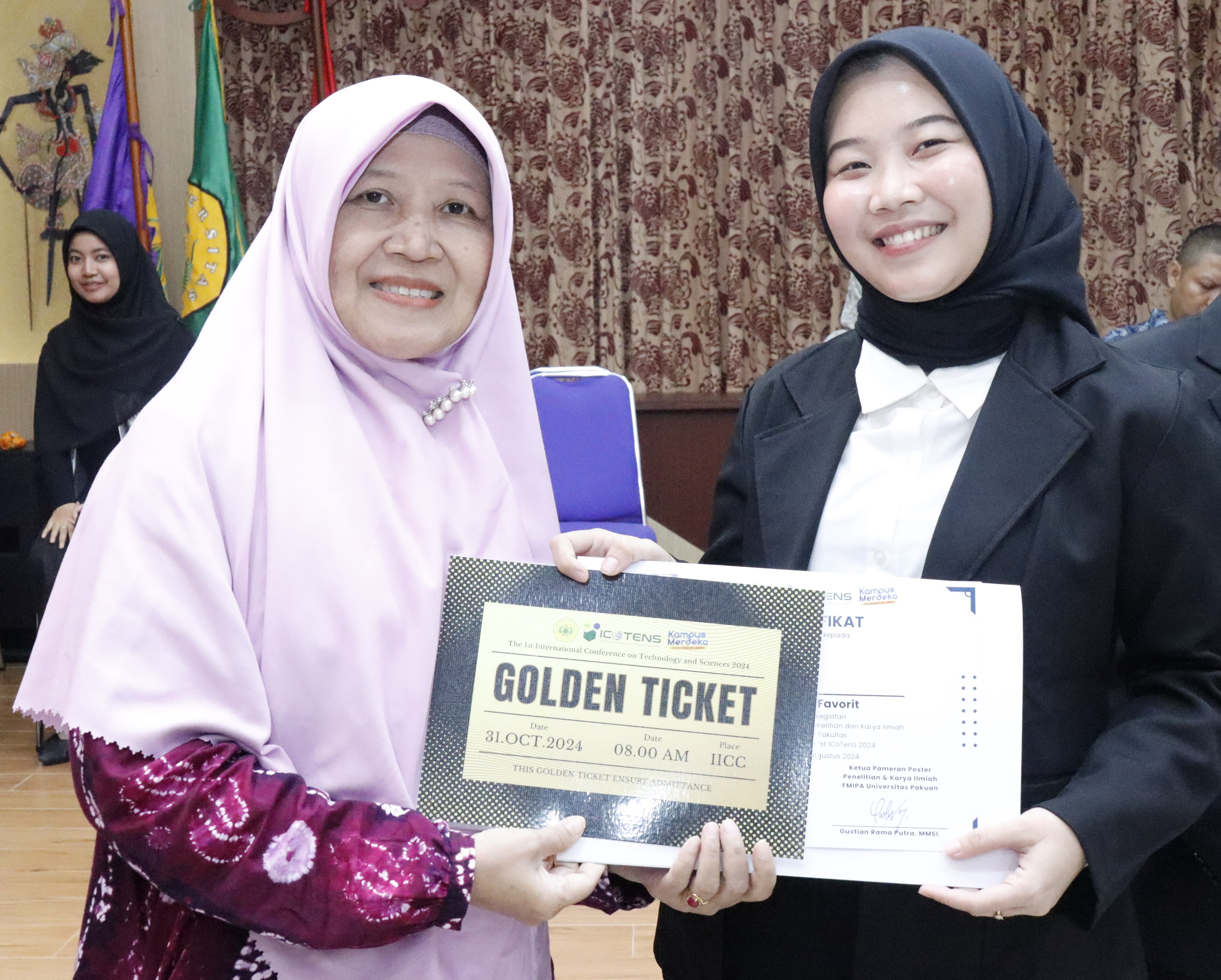 Sri Handiyani memenangkan penghargaan Poster Terfavorit dari Prodi Biologi dan mendapatkan Golden Tiket untuk mengikuti Seminar Internasional. FOTO/Muhamad Nizar Zulfikar